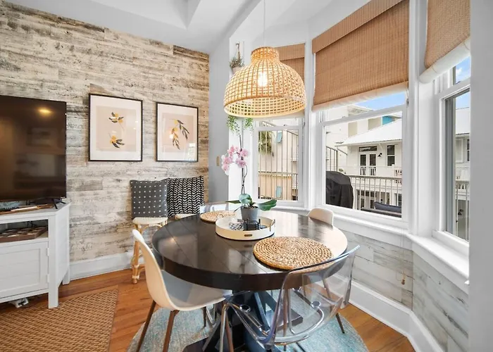 Carillon Market 305