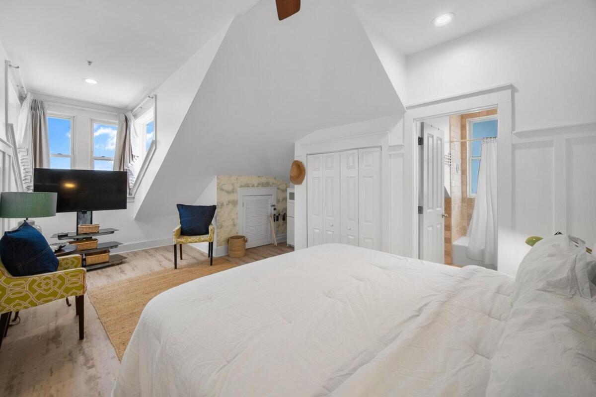 Apartment Carillon Market 305