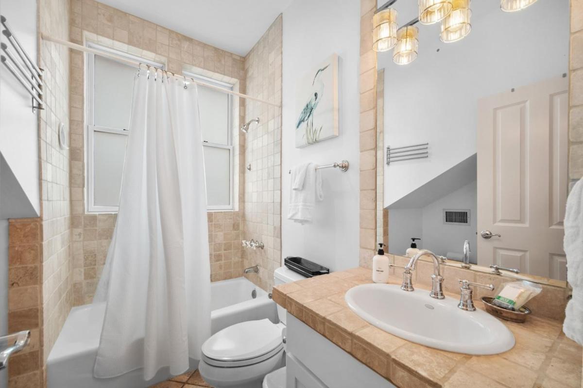 Apartment Carillon Market 305