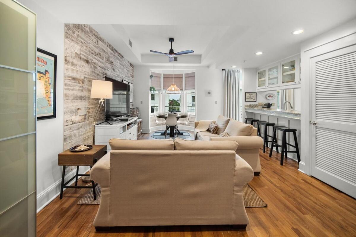 Carillon Market 305