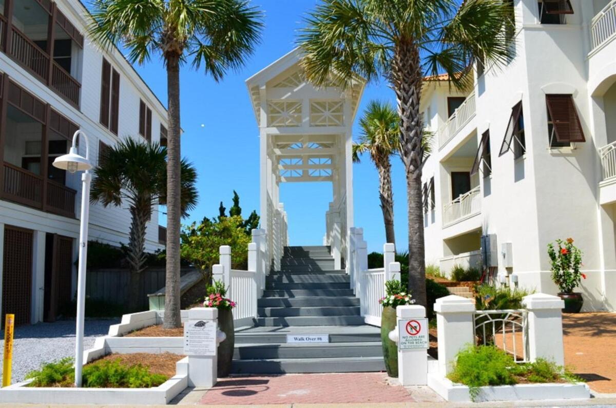 Carillon Market 305 *