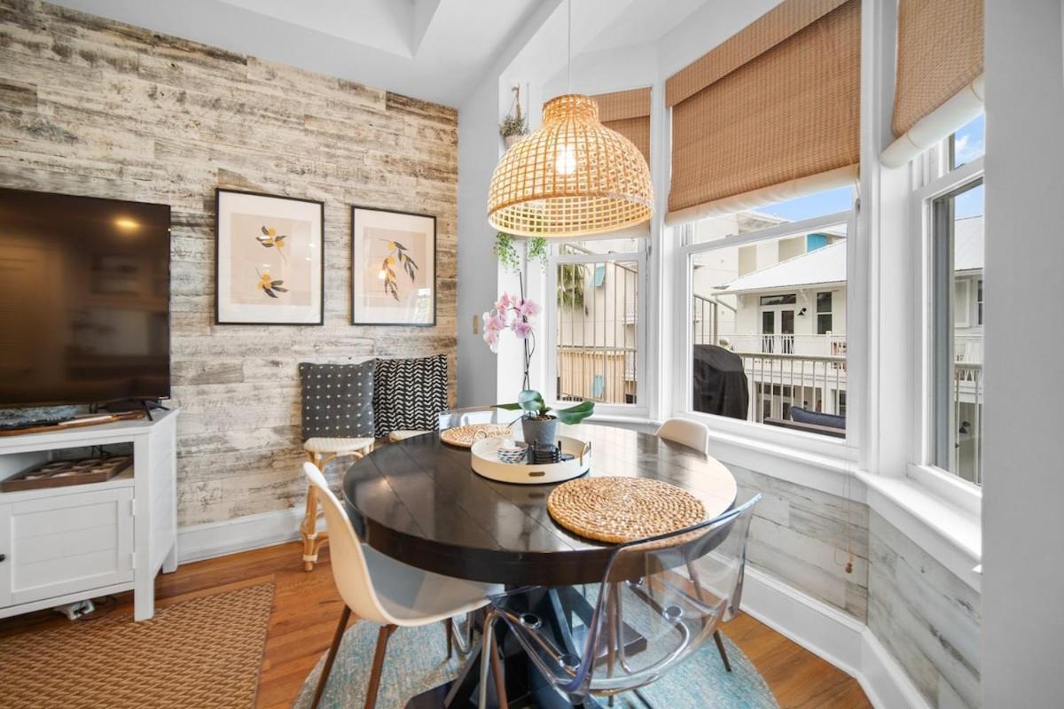 Carillon Market 305